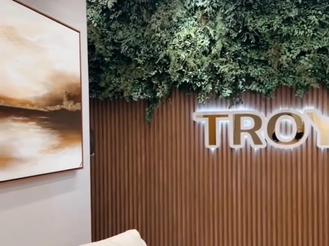 Recepção do Instituto Dilly Troy com o letreiro Troy